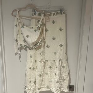 House of Harlow 1960 Cream and Green Skirt an top Set